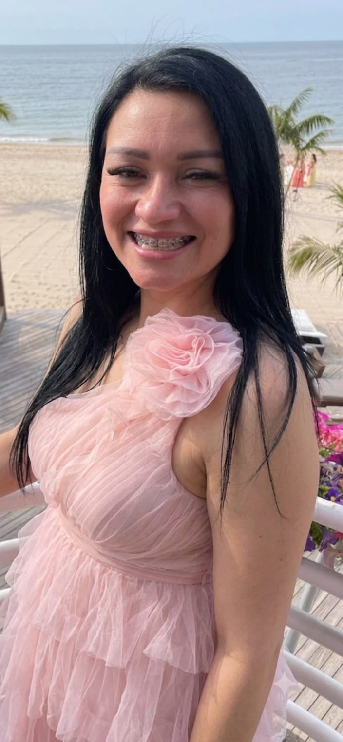 Glenda Cermeño, fundadora de Cerléa Beauty Studio, a sus 50 años en la playa